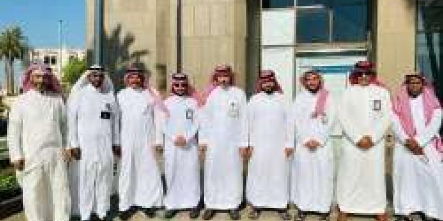 لتعزيز التعاون بين الوزارة والمراكز الاجتماعية..مدير عام فرع " الموارد البشرية" بالجوف يزور مركز غصون بطبرجل - زاجل نيوز