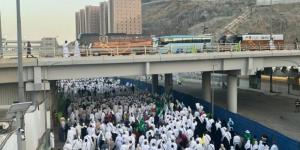 الحجيج يتوافدون لرمي جمرة العقبة في أول أيام عيد الأضحى - زاجل الإخباري