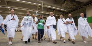 ضيوف برنامج خادم الحرمين الشريفين للحج يحطّون رحالهم في منى لرمي جمرة العقبة - زاجل الإخباري