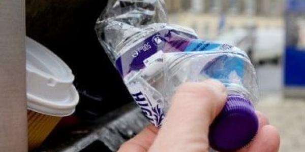 سياسات عالمية جديدة لتقليص النفايات البلاستيكية وخفض انبعاثات الكربون بحلول 2050 - زاجل الإخباري
