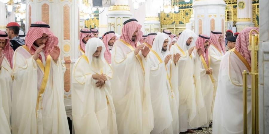 أمراء المناطق يؤدون صلاة عيد الأضحى   - زاجل الإخباري