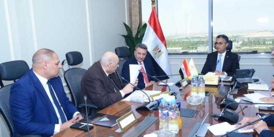 وزير التموين يعقد اجتماعًا مع رئيس الشعبة العامة للمخابز لمتابعة انتظام عمل منظومة الخبز البلدي المدعم - زاجل الإخباري