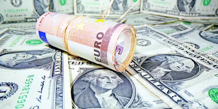 الدولار يقترب من تسجيل مكاسب أسبوعية - زاجل الإخباري