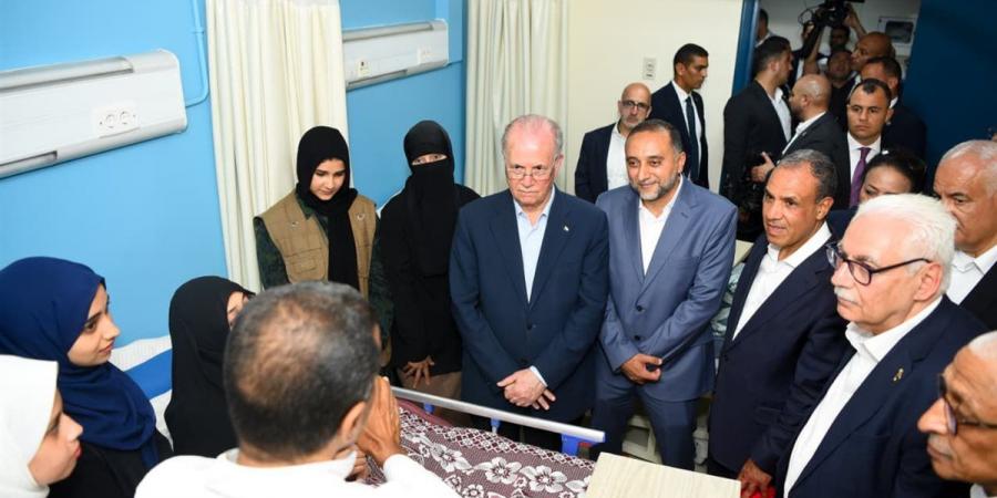 وزير الخارجية يرافق رئيس الوزراء الفلسطيني لزيارة الجرحى الفلسطينيين بمستشفى العريش العام - زاجل الإخباري