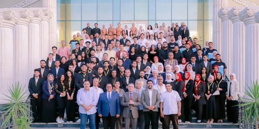 الصورة التذكارية لمهرجان طرب الأول.. جامعة السويس تحتفي بمواهب الغناء والموسيقى - زاجل الإخباري