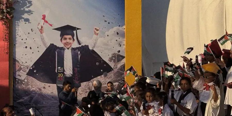 دموع تختلط بابتسامة .. أطفال غزة الأيتام يحتفلون بتخرجهم رغم جراح الحرب "فيديو" - زاجل الإخباري