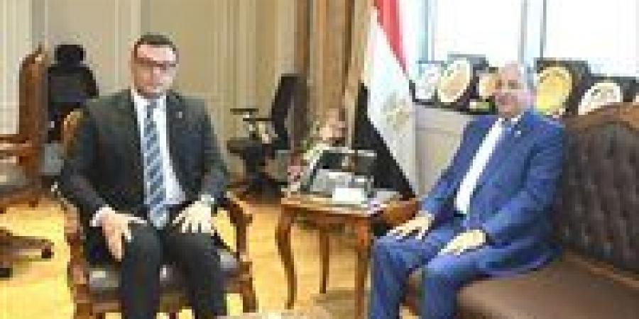 وزير الإسكان يستقبل محافظ بورسعيد لبحث ملفات العمل والتعاون المشترك - زاجل الإخباري