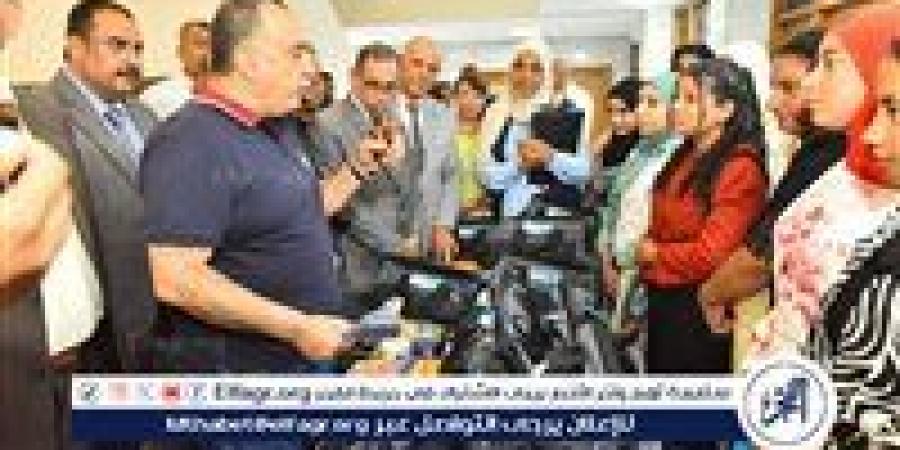 محافظ أسيوط يسلم 27 طالبة شنطة عدة سباكة لطالبات المدارس الثانوية الصناعية - زاجل الإخباري