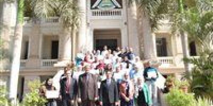 رئيس جامعة بنها يسلم شهادات التدريب لطلاب أول مدرسة صيفية للقطاع الطبي - زاجل الإخباري