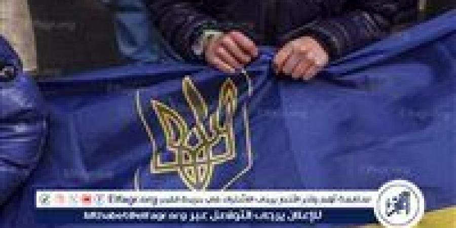 مراهقون أوكرانيون يرفعون علم ألمانيا النازية في زابوروجيه - زاجل الإخباري