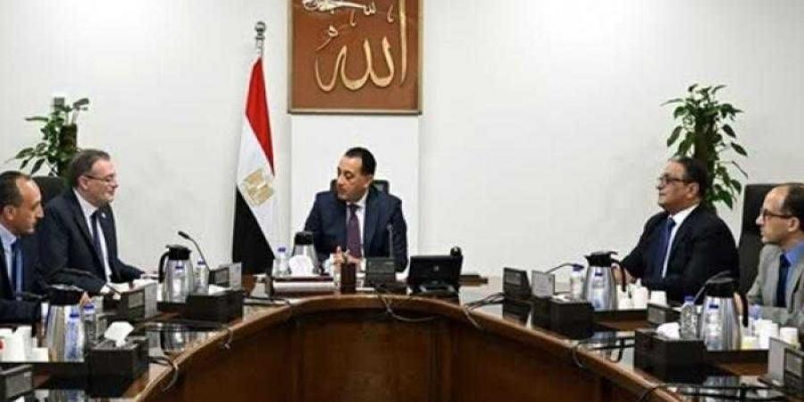 رئيس الوزراء يبحث مع رئيس ”المركزي للتنظيم والإدارة” جهود الجهاز في تطوير العمل الإداري - زاجل الإخباري