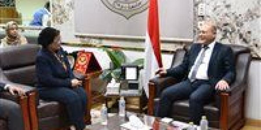 نائب وزير الصحة تبحث تعزيز دور جامعة سوهاج في مواجهة القضية السكانية - زاجل الإخباري
