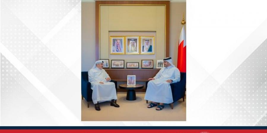سمو الشيخ عيسى بن سلمان بن حمد يستقبل رئيس جهاز الخدمة المدنية - زاجل الإخباري
