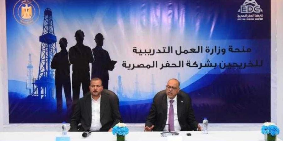 وزير العمل: 97 شهادة لخريجي دورات تدريب مجانية في مجالات الخدمات البترولية بمركز ”شركة الحفر المصرية” - زاجل الإخباري