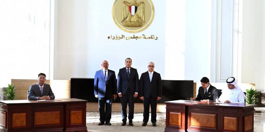 مصر تنشئ مجمعاً صناعياً للألواح الشمسية بـ220 مليون دولار - زاجل الإخباري