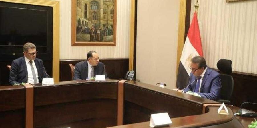 وزير الصحة يبحث مع ”بايوجينرك فارما” تعزيز التعاون لتطوير صناعة الأدوية الحيوية - زاجل الإخباري