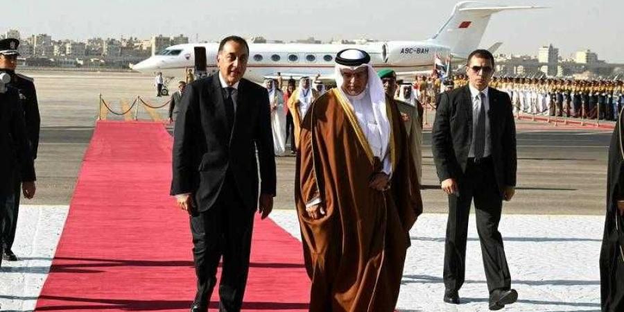 رئيس الوزراء يستقبل ولي عهد مملكة البحرين بمطار القاهرة الدولي - زاجل الإخباري