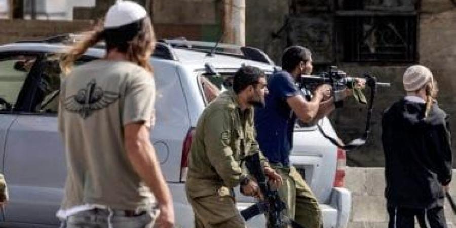 إصابة ثلاثة فلسطينيين في هجوم لمستوطنين إسرائيليين على قرية جنوب الخليل - زاجل الإخباري