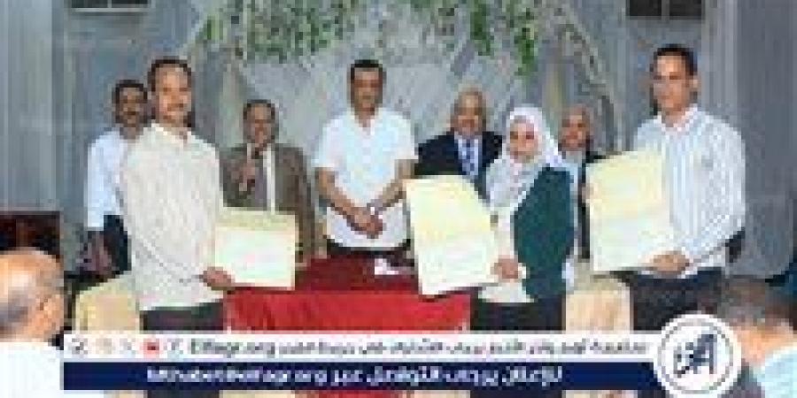 مدير تعليم سوهاج يكرم فرق قياس الجوده بالمديرية والإدارات التعليمية - زاجل الإخباري