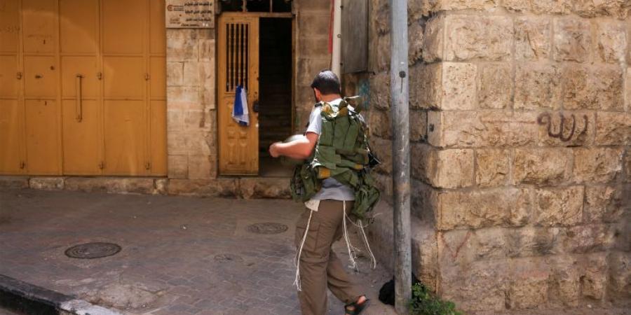 إصابة فلسطينيين برصاص مستوطنين بالخليل والاحتلال يصعد اعتداءاته - زاجل الإخباري