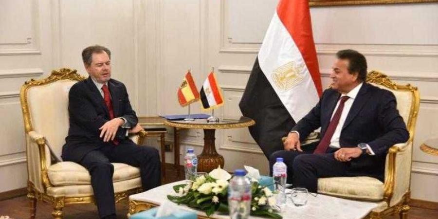 وزير الصحة يبحث مع سفير إسبانيا بمصر سبل تعزيز التعاون في القطاع الصحي - زاجل الإخباري