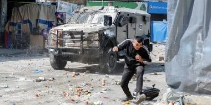 إصابة 3 فلسطينيين بحروق بعد إضرام مستوطنين النار بمشتل في قرية بنابلس - زاجل الإخباري