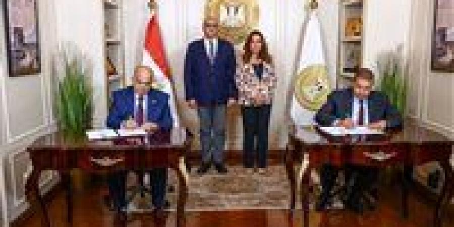 وزيرة التنمية المحلية ومحافظ القليوبية يشهدان توقيع عقد جديد لخدمات النظافة - زاجل الإخباري