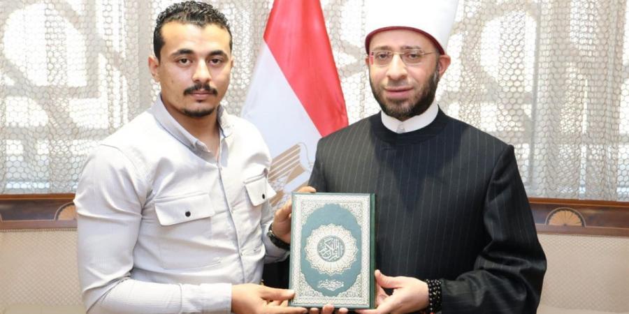 وزير الأوقاف يستقبل نجل الشهيد خالد عبد العال - زاجل الإخباري