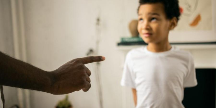 أن تكون أبا مسيطرا.. هل تؤذي طفلك دون أن تعلم؟ - زاجل الإخباري