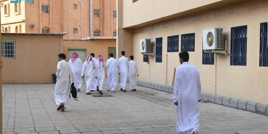 "حضوري" إلزامي من اليوم ومنع الاستئذان ليوم كامل - زاجل الإخباري
