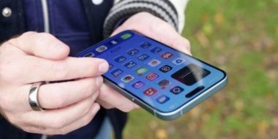 فى خطوات.. إزاى تنظف شاشة هاتفك بأمان واحذر من استخدام هذه المواد؟ - زاجل الإخباري